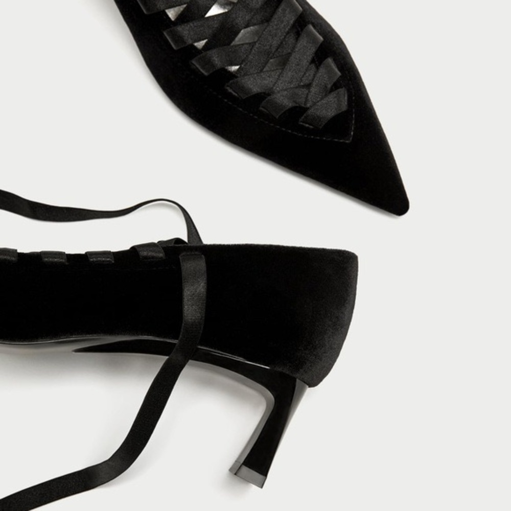 🍓NWT laced heel shoes